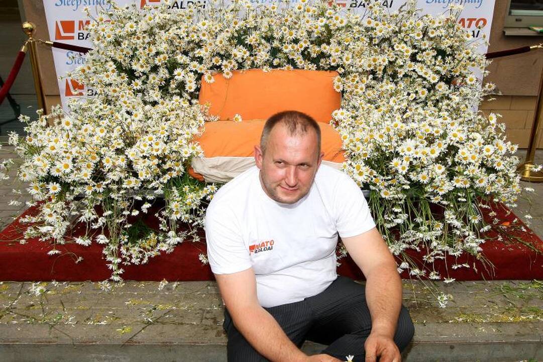 Naujas rekordininko pasiekimas – sofa iš 10 000 ramunių