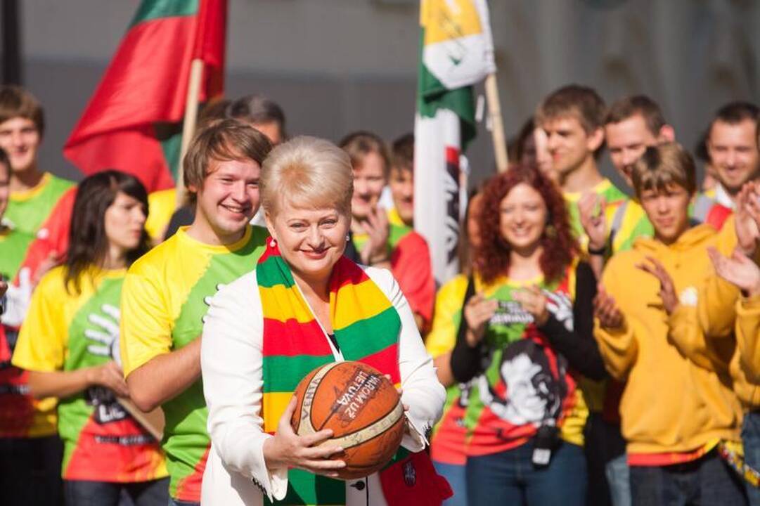 Prezidentė išbandė krepšinio kamuolio šoklumą