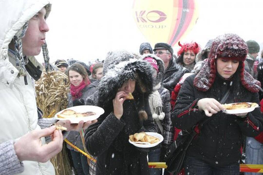 Užgavėnės Rumšiškėse: turgus, blynai ir žiemos išvarymas