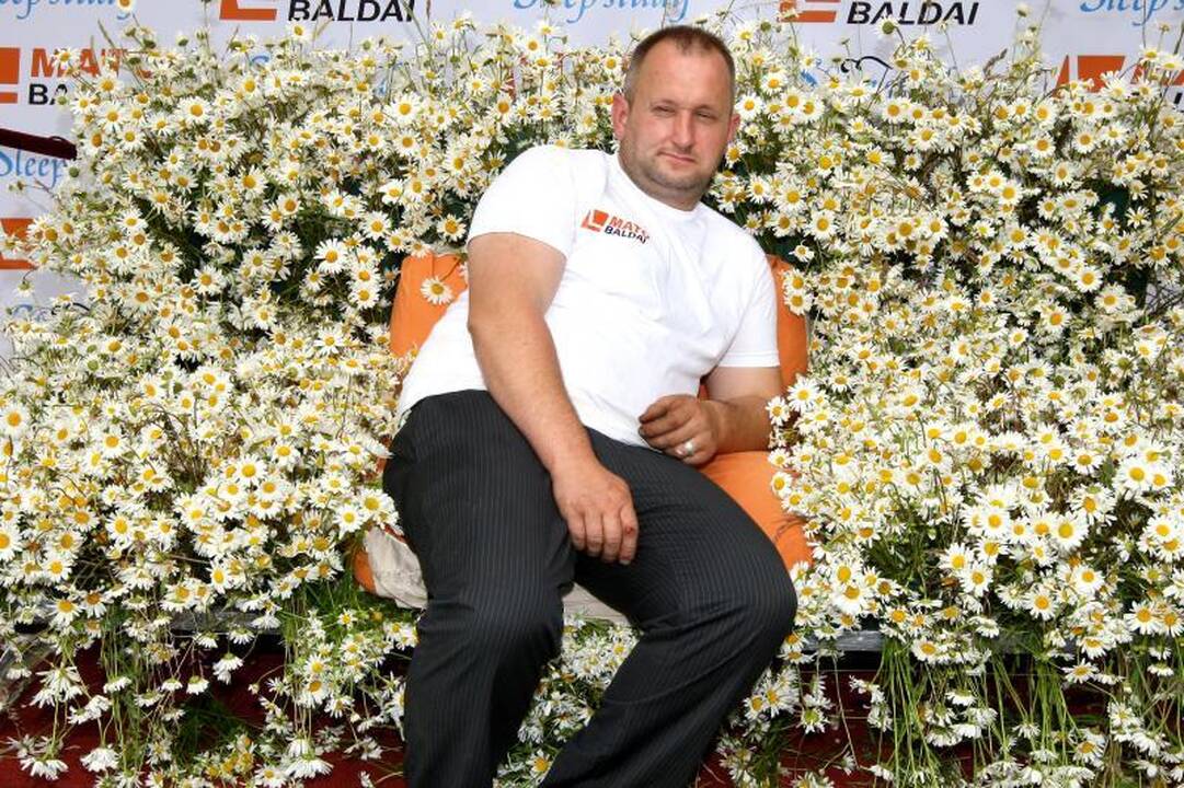 Naujas rekordininko pasiekimas – sofa iš 10 000 ramunių