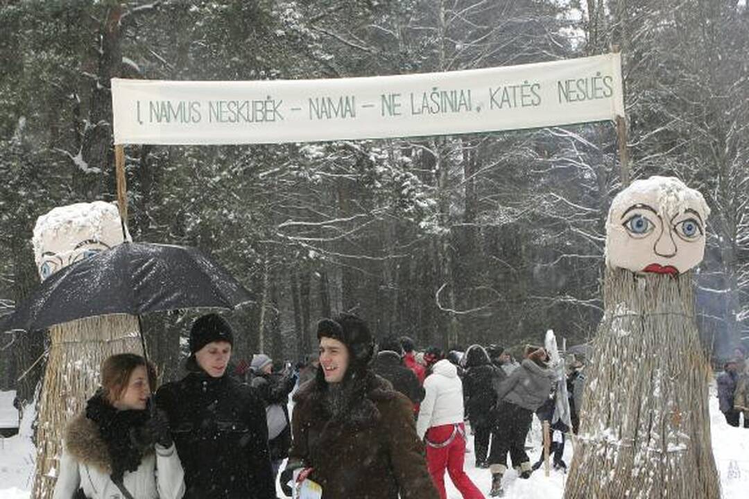 Užgavėnės Rumšiškėse: turgus, blynai ir žiemos išvarymas