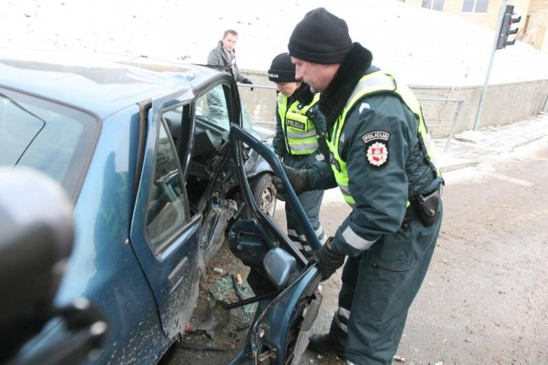 Sostinės gelbėtojai vadavo automobilyje prispaustą moterį