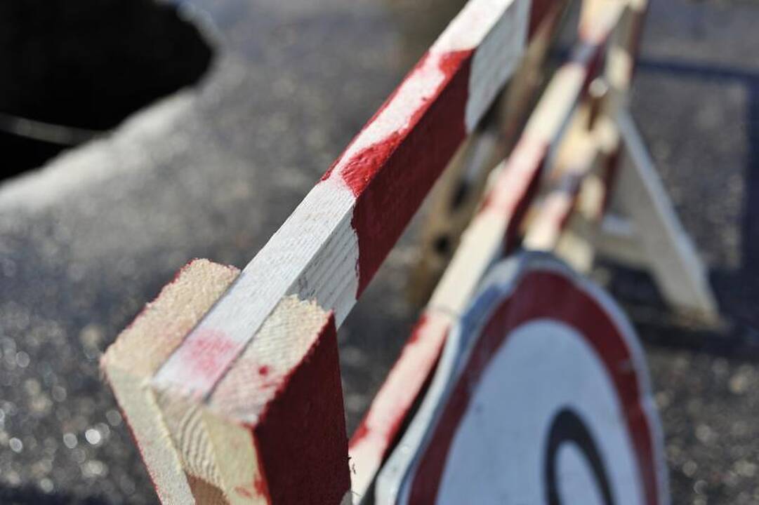 Nuo atsivėrusios smegduobės vairuotojus puolė saugoti patys gyventojai