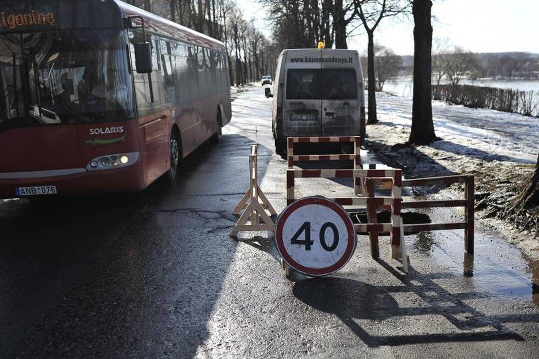Nuo atsivėrusios smegduobės vairuotojus puolė saugoti patys gyventojai