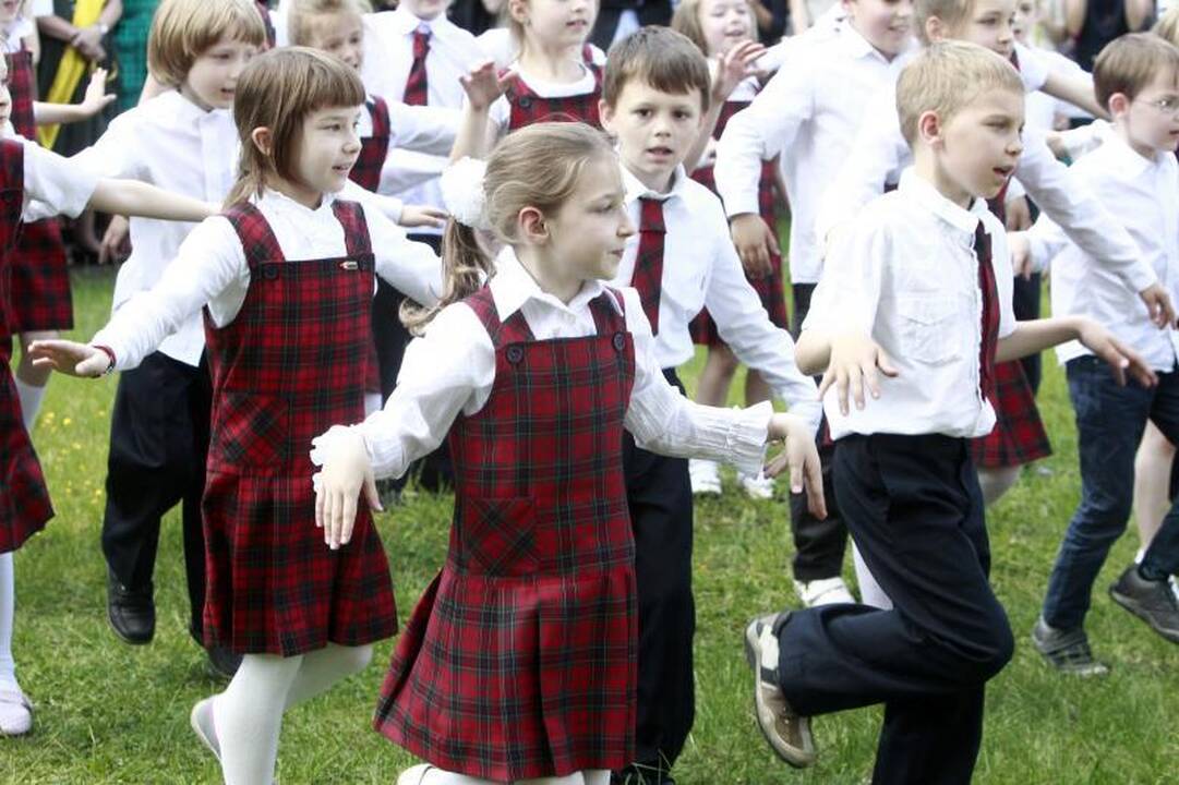 Su mokykla abiturientai atsisveikina originaliai