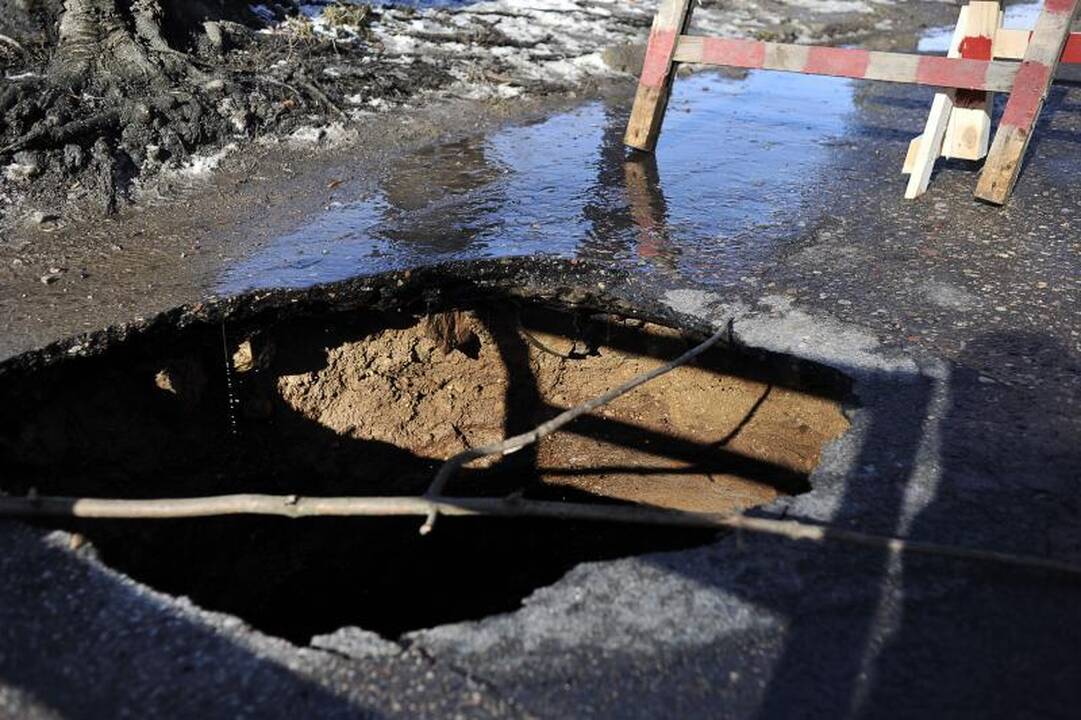 Nuo atsivėrusios smegduobės vairuotojus puolė saugoti patys gyventojai