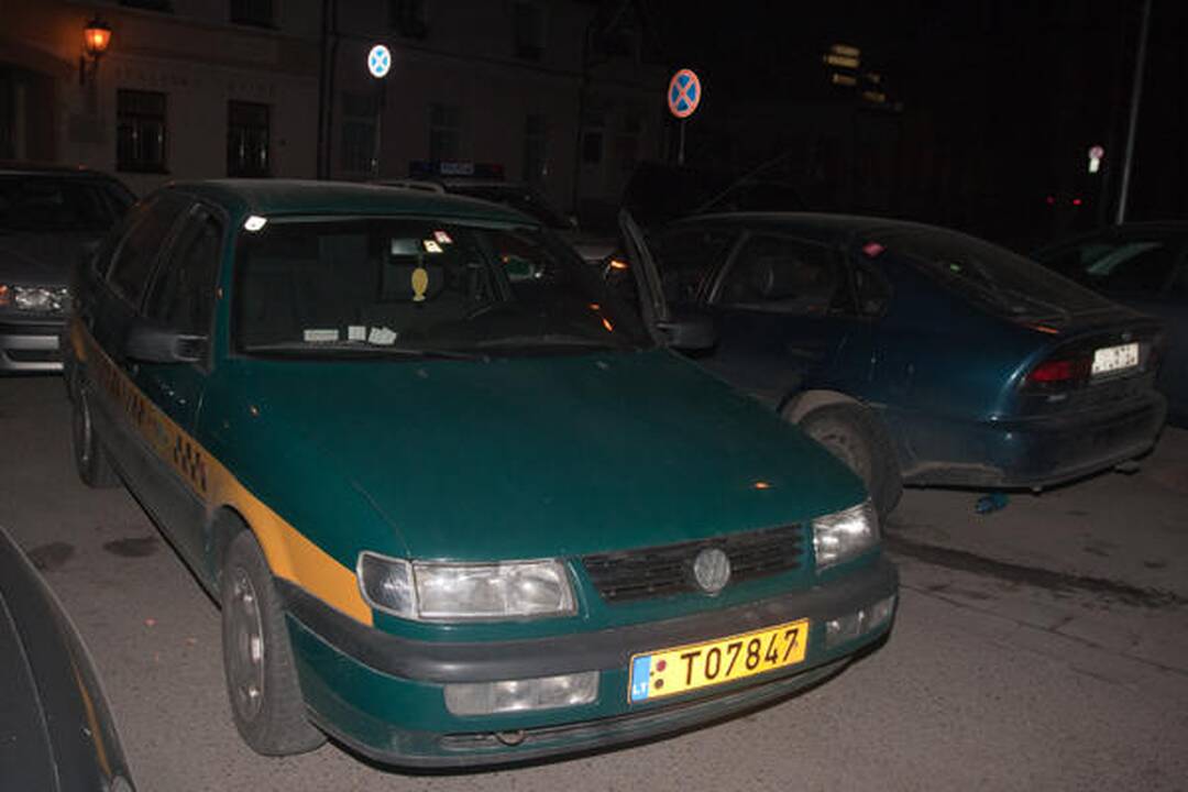 Pastatyti automobilio nesugebėjęs taksistas išvežtas į blaivyklą