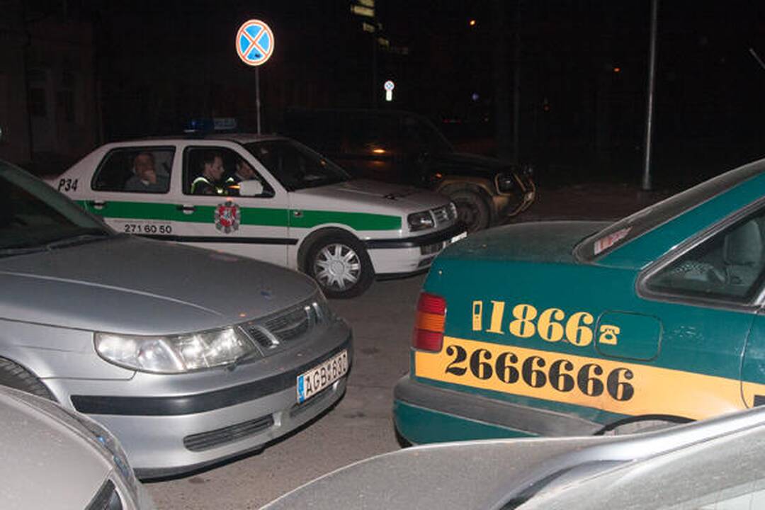 Pastatyti automobilio nesugebėjęs taksistas išvežtas į blaivyklą