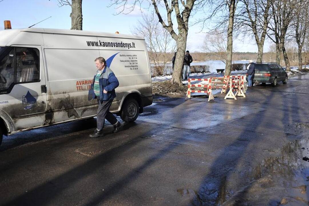 Nuo atsivėrusios smegduobės vairuotojus puolė saugoti patys gyventojai
