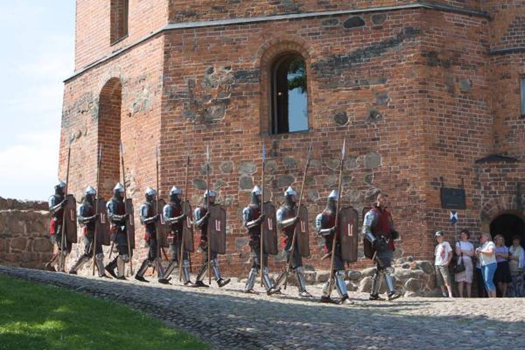 Gedimino pilies kalno viršūnėje žygiavo viduramžių kariai