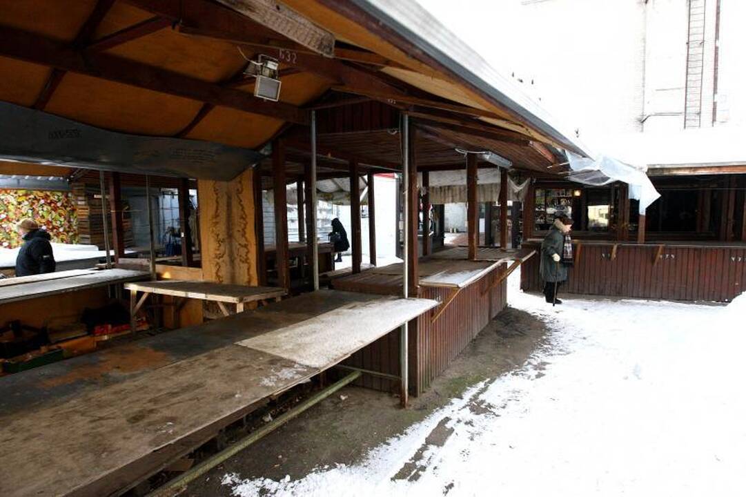 Šaltis nuo turgaus prekystalių nušlavė vaisius ir išvaikė pirkėjus