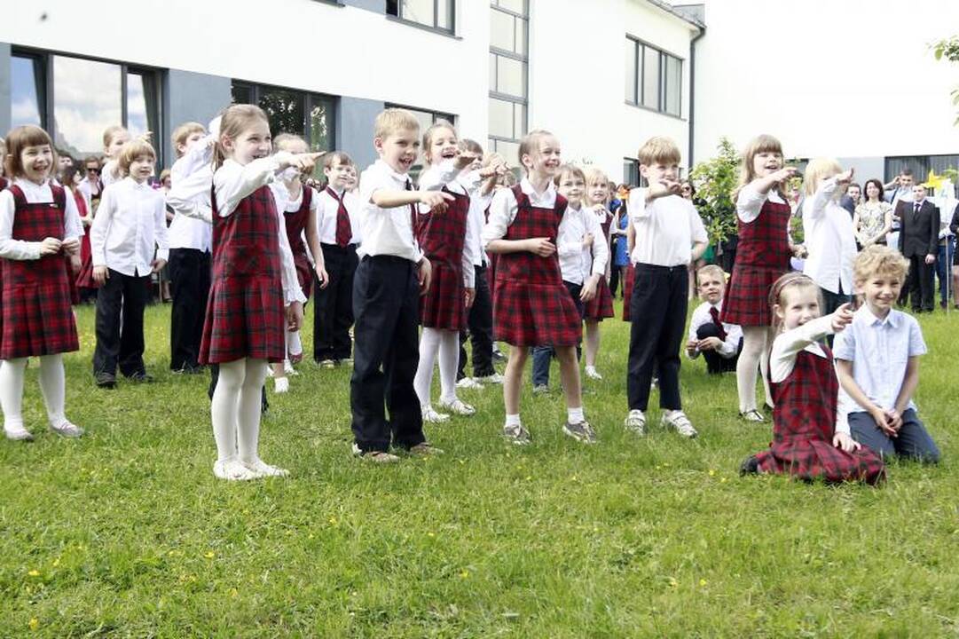 Su mokykla abiturientai atsisveikina originaliai