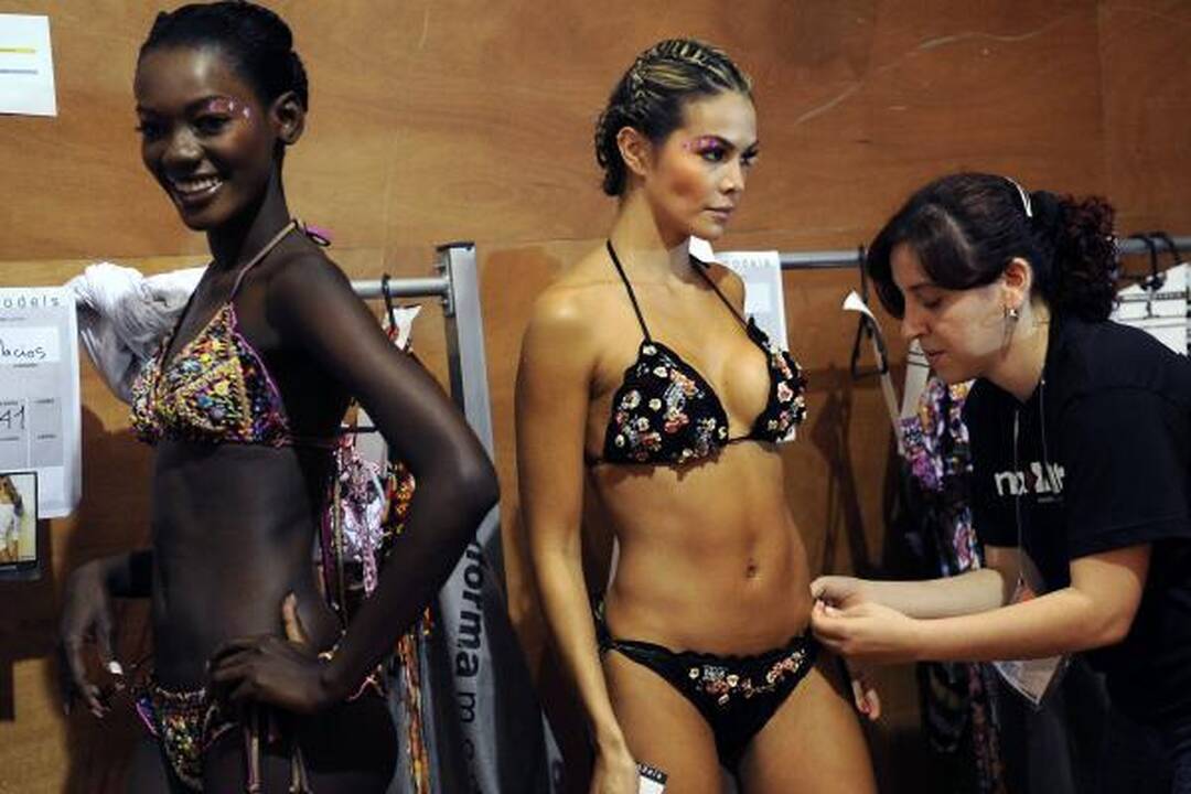 Provokuojantys maudymosi kostiumėliai iš Brazilijos