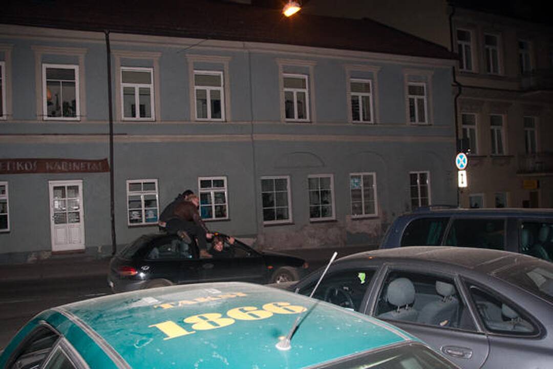 Pastatyti automobilio nesugebėjęs taksistas išvežtas į blaivyklą