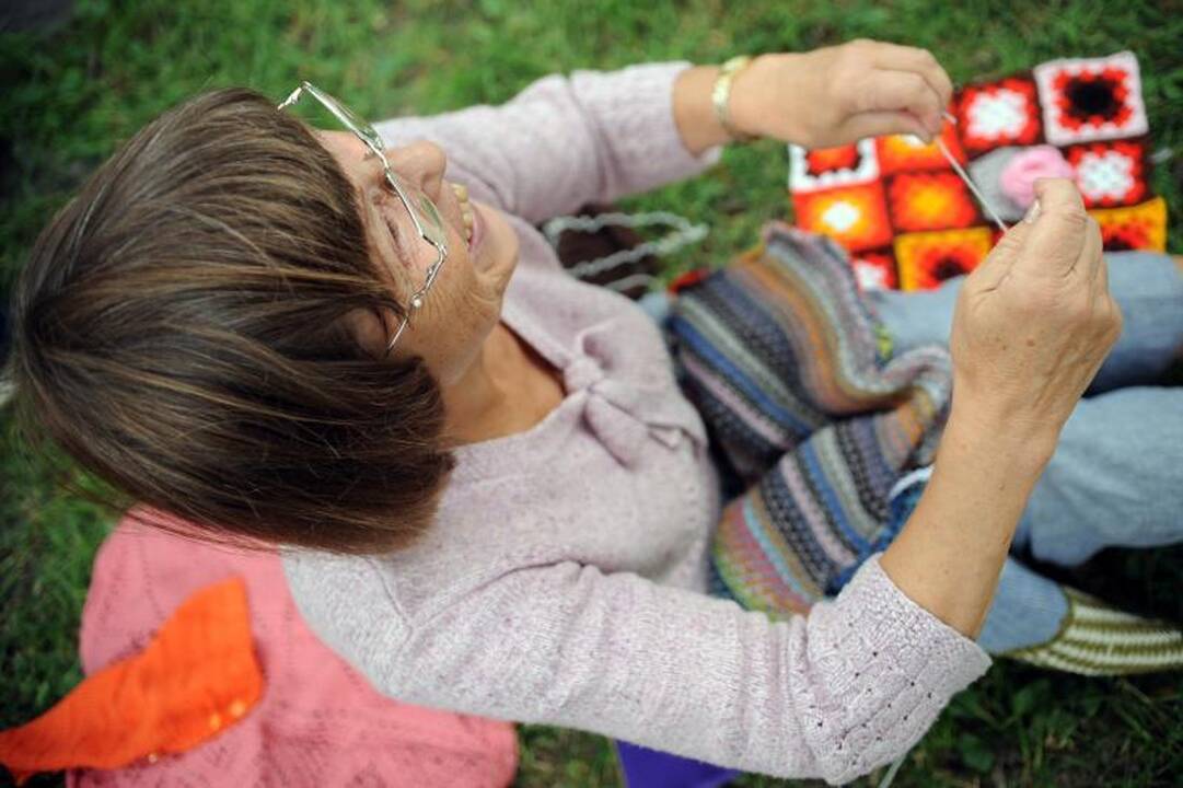 Priešais šv.Onos bažnyčią - neįprasta medžių puošimo akcija