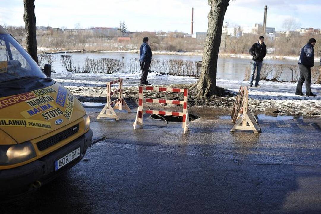 Nuo atsivėrusios smegduobės vairuotojus puolė saugoti patys gyventojai