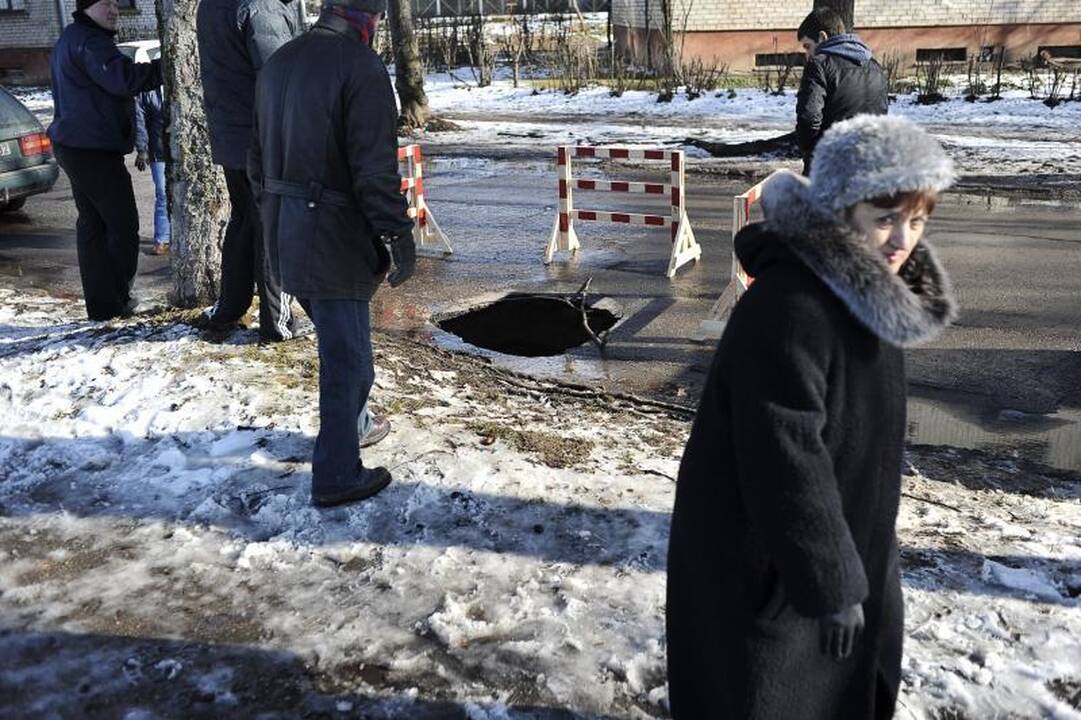 Nuo atsivėrusios smegduobės vairuotojus puolė saugoti patys gyventojai