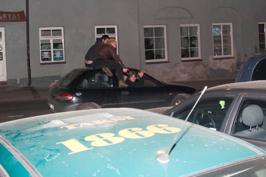 Pastatyti automobilio nesugebėjęs taksistas išvežtas į blaivyklą