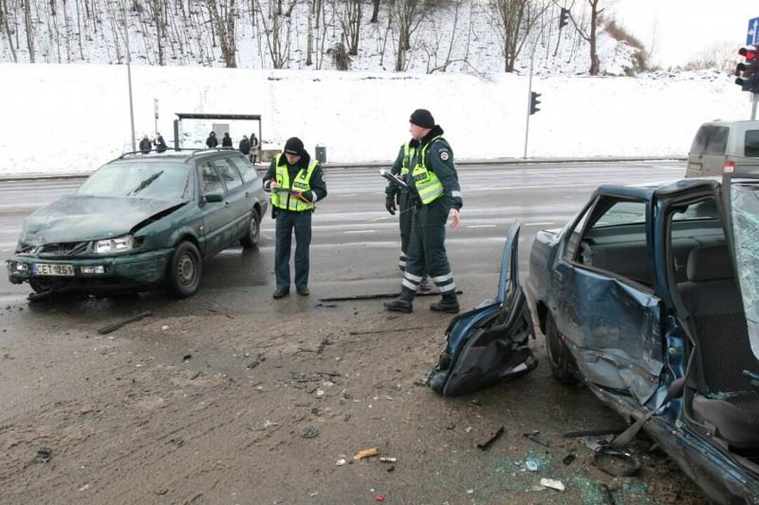 Sostinės gelbėtojai vadavo automobilyje prispaustą moterį