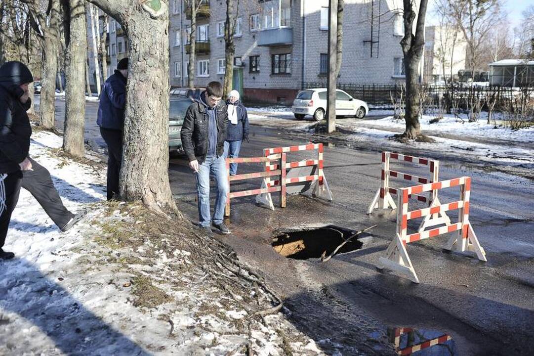 Nuo atsivėrusios smegduobės vairuotojus puolė saugoti patys gyventojai