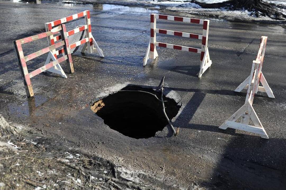 Nuo atsivėrusios smegduobės vairuotojus puolė saugoti patys gyventojai