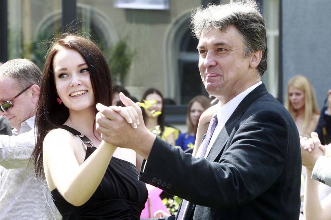 Su mokykla abiturientai atsisveikina originaliai