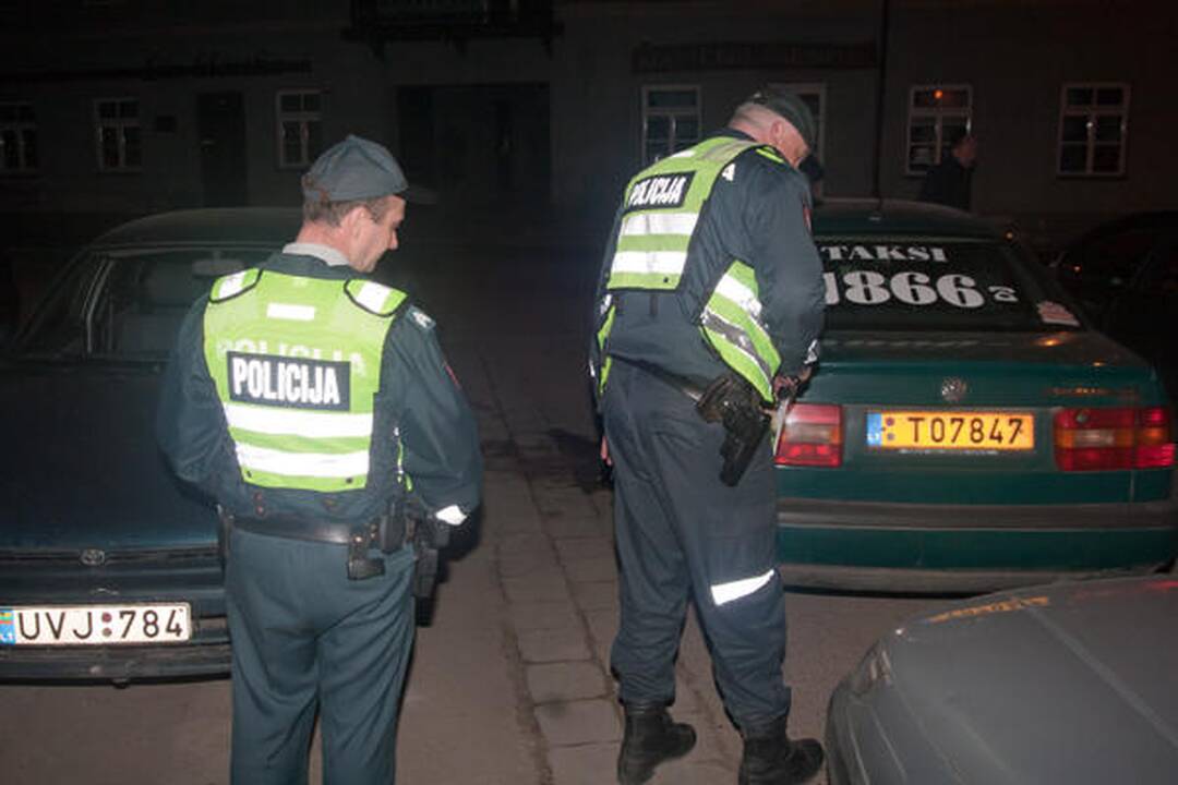 Pastatyti automobilio nesugebėjęs taksistas išvežtas į blaivyklą