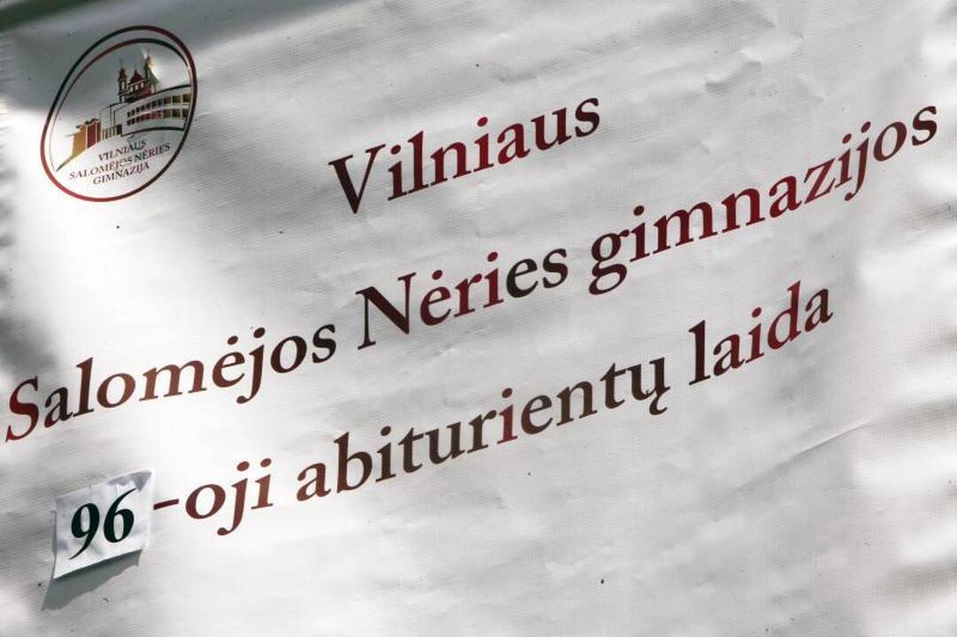 Su mokykla abiturientai atsisveikina originaliai
