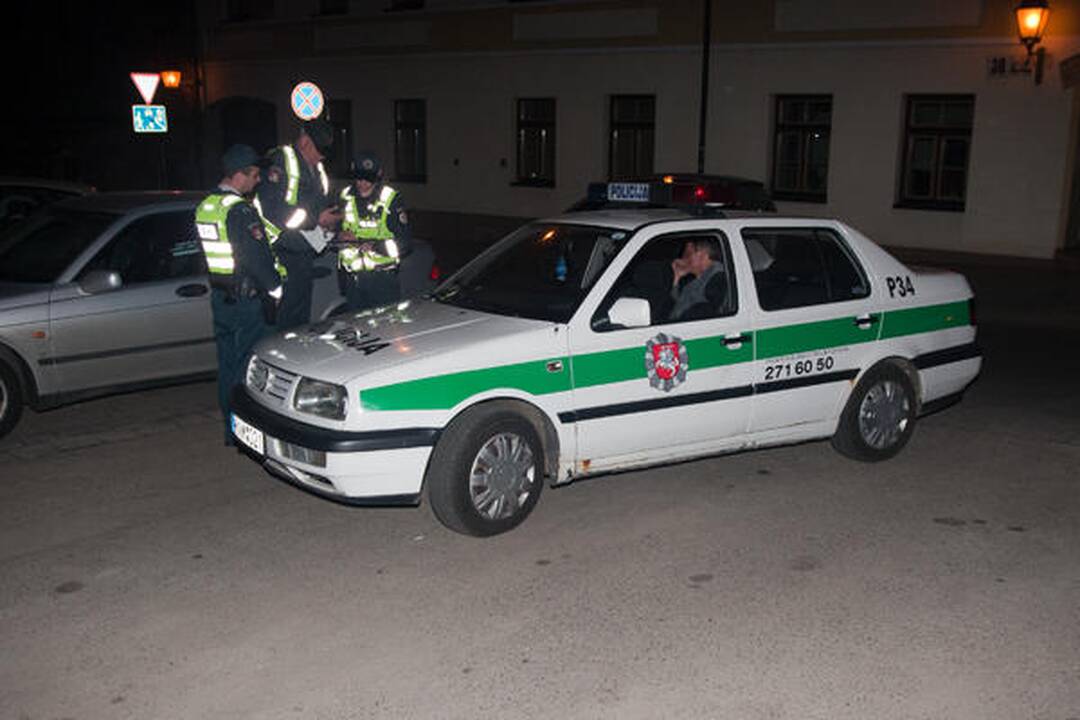 Pastatyti automobilio nesugebėjęs taksistas išvežtas į blaivyklą