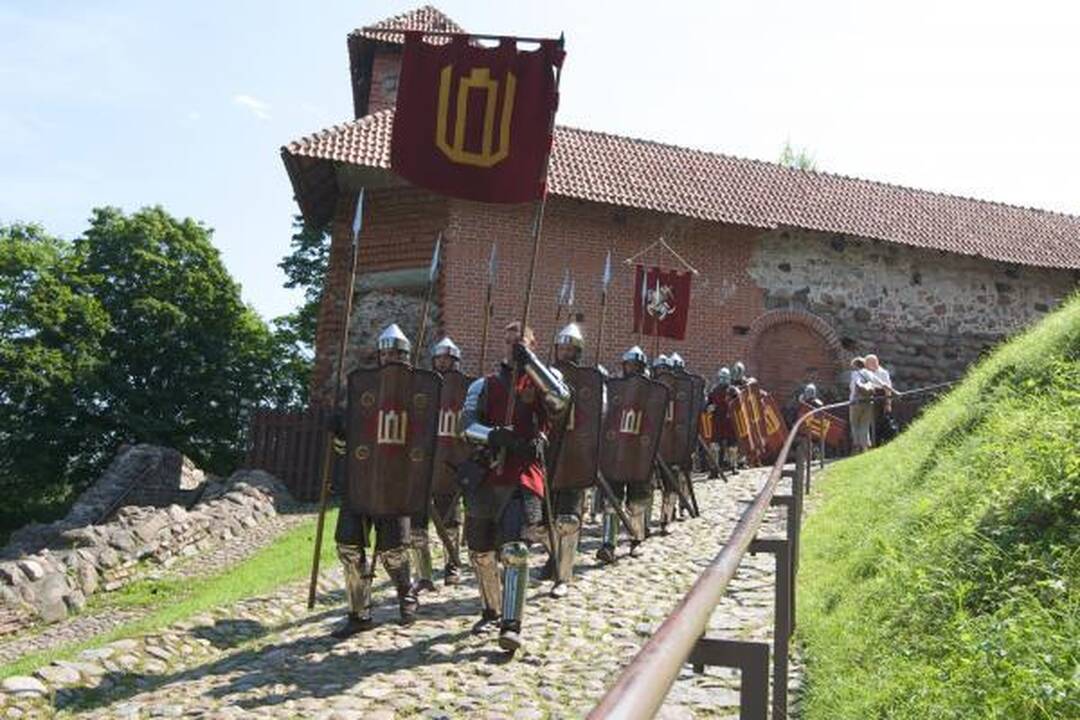 Gedimino pilies kalno viršūnėje žygiavo viduramžių kariai