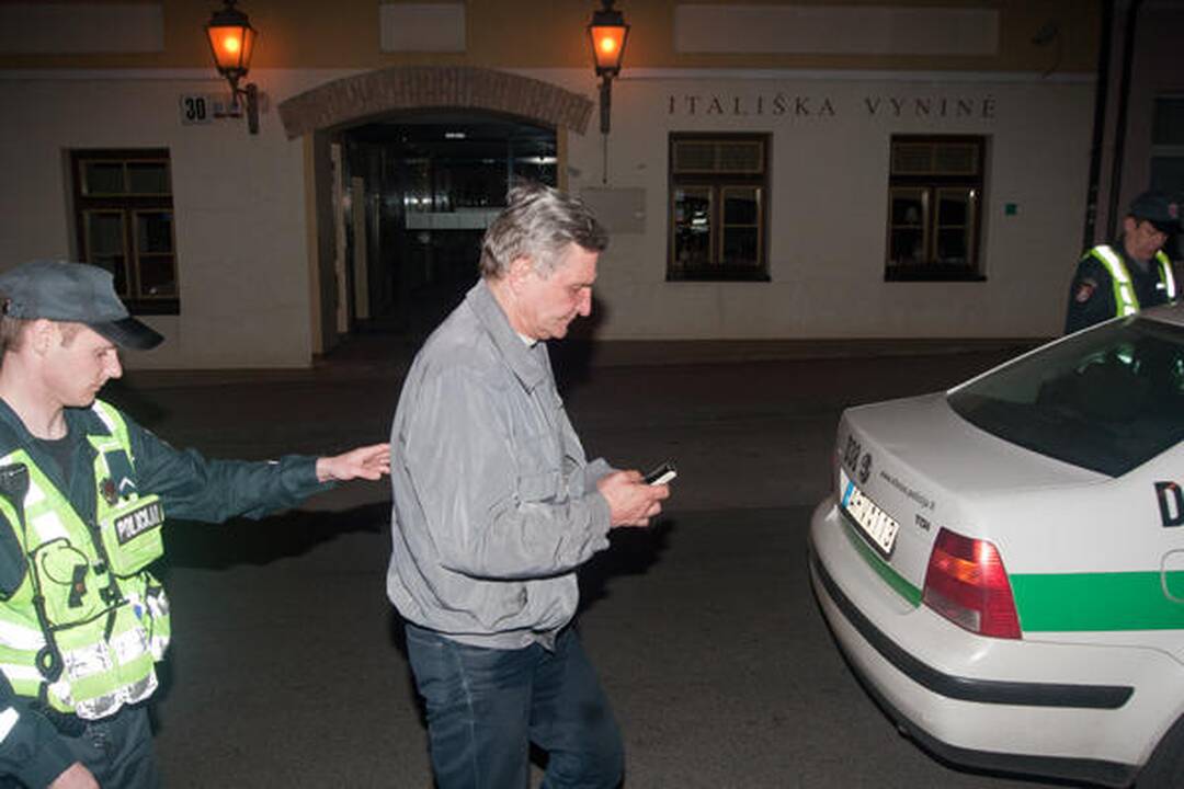 Pastatyti automobilio nesugebėjęs taksistas išvežtas į blaivyklą
