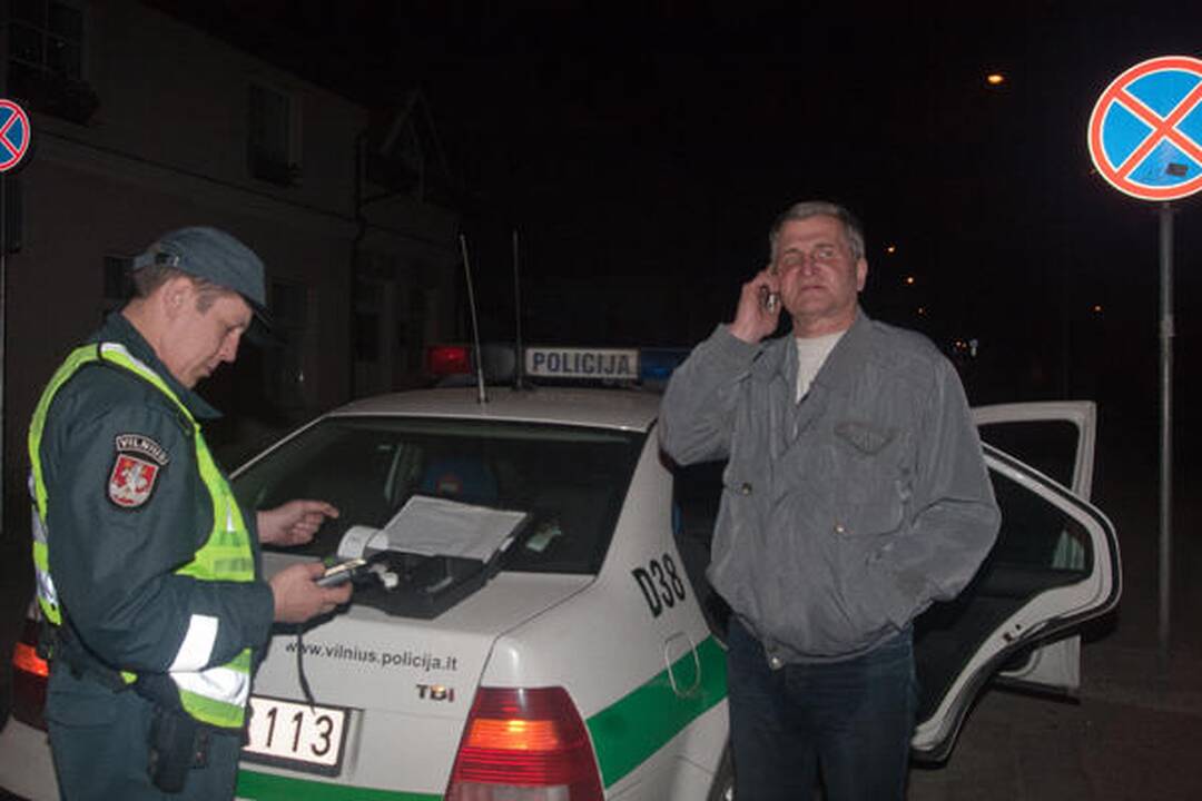 Pastatyti automobilio nesugebėjęs taksistas išvežtas į blaivyklą