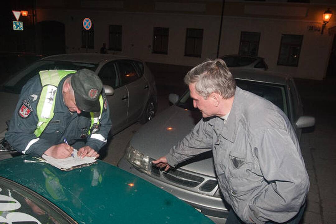 Pastatyti automobilio nesugebėjęs taksistas išvežtas į blaivyklą