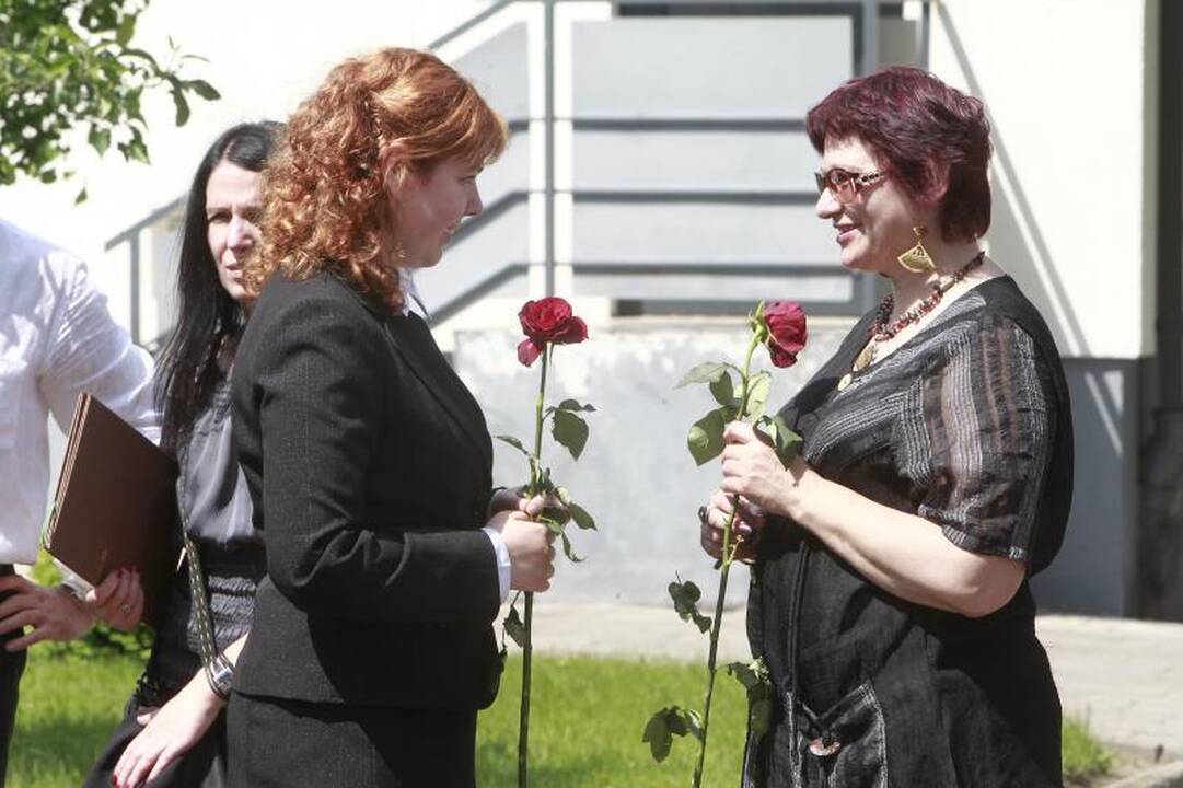 Su mokykla abiturientai atsisveikina originaliai