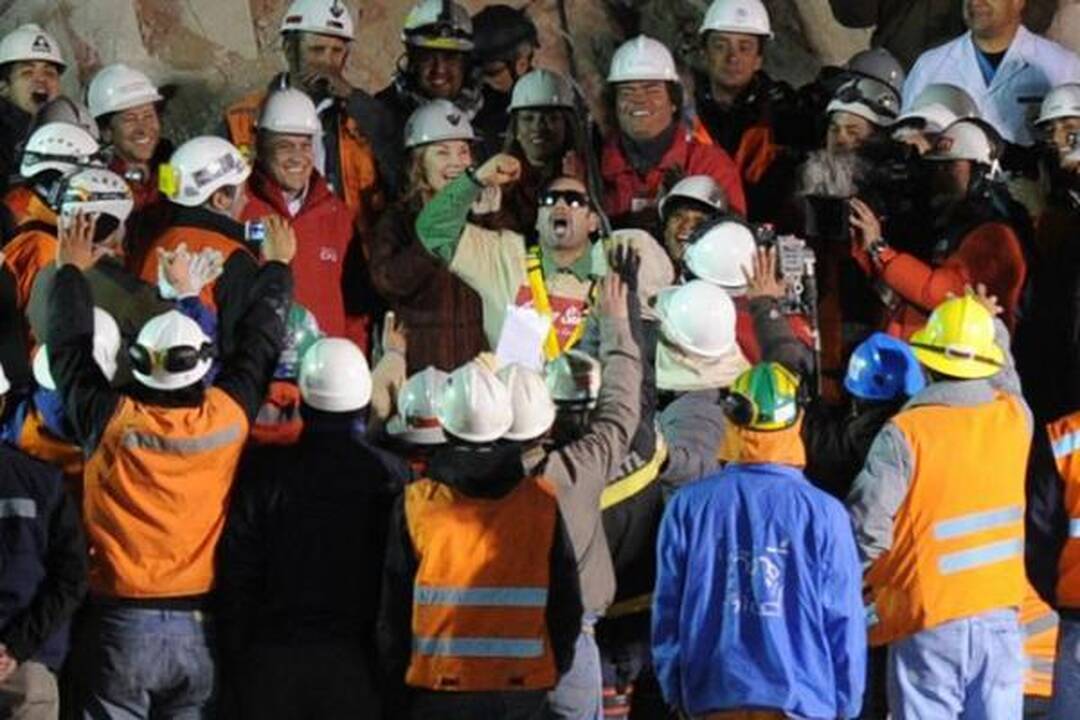 Čilėje pirmieji trys išgelbėti kalnakasiai išleisti iš ligoninės