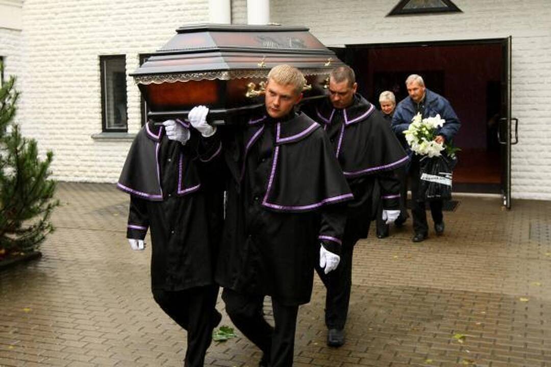 Aukos laidojamos, jų budelio vis dar ieškoma 