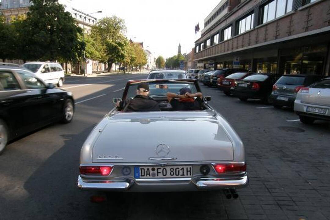 Uostamiestyje – senoviniai „Mercedes Benz“