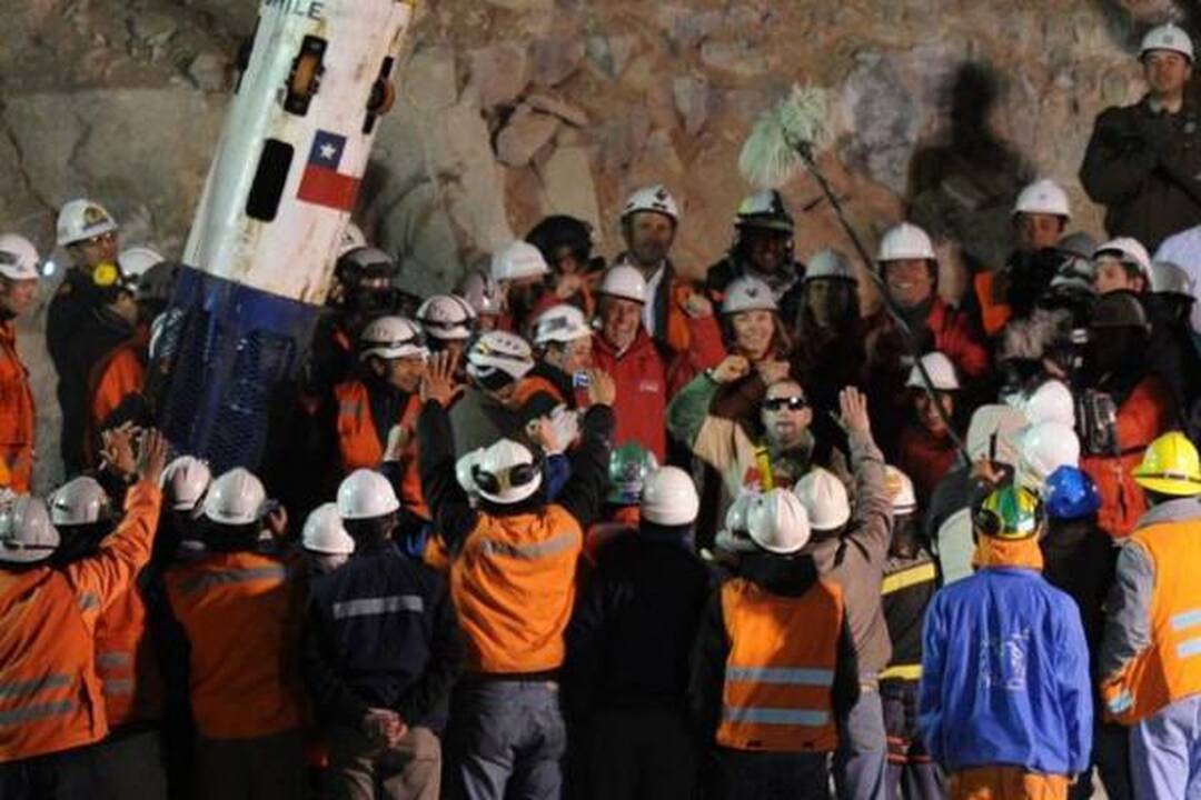 Čilėje pirmieji trys išgelbėti kalnakasiai išleisti iš ligoninės