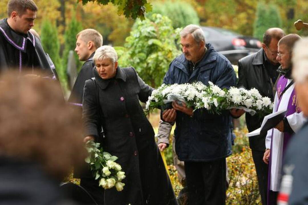 Aukos laidojamos, jų budelio vis dar ieškoma 