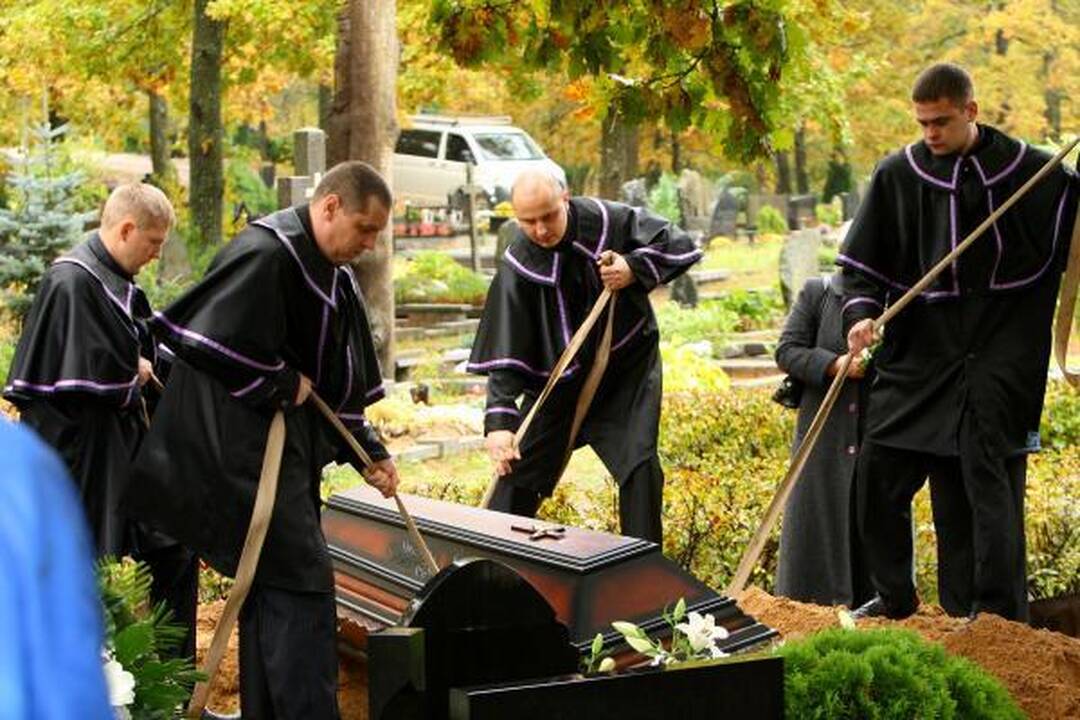 Aukos laidojamos, jų budelio vis dar ieškoma 