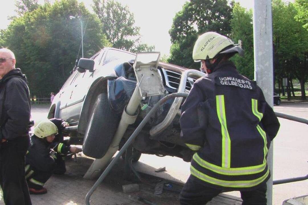 Per avariją automobilis pakibo ant greičio matuoklio