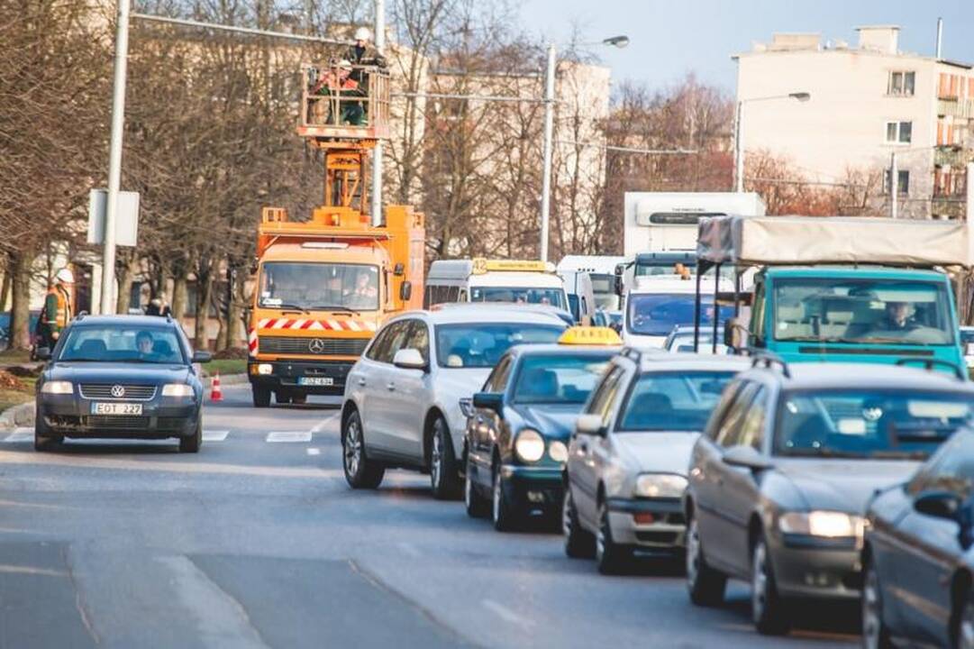 Dėl nutrauktų troleibuso laidų – spūstys K. Baršausko gatvėje