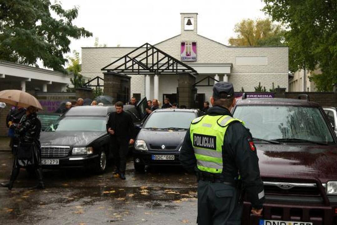 Aukos laidojamos, jų budelio vis dar ieškoma 