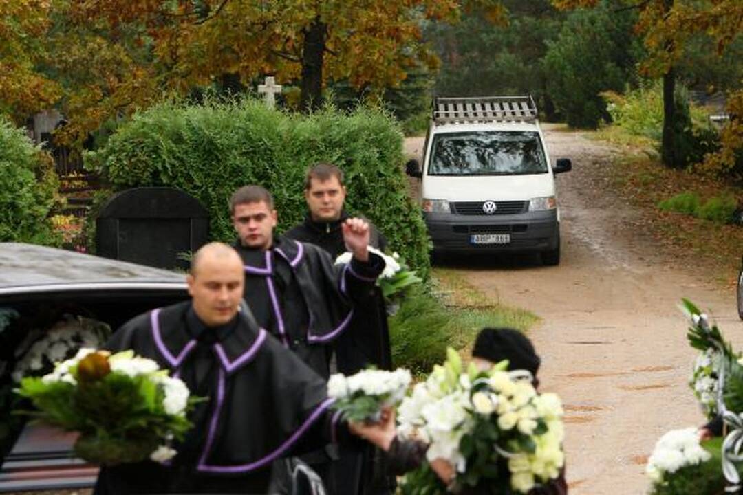 Aukos laidojamos, jų budelio vis dar ieškoma 