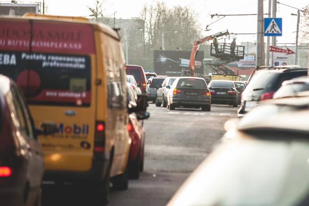 Dėl nutrauktų troleibuso laidų – spūstys K. Baršausko gatvėje