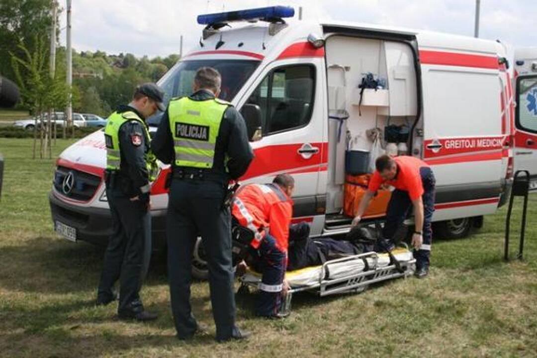 Vilniuje į šulinį įkrito automobilių žiedu bandęs eiti vyras
