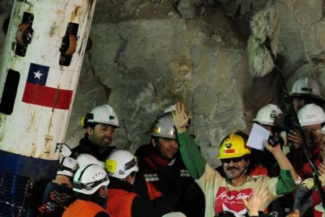 Čilėje pirmieji trys išgelbėti kalnakasiai išleisti iš ligoninės