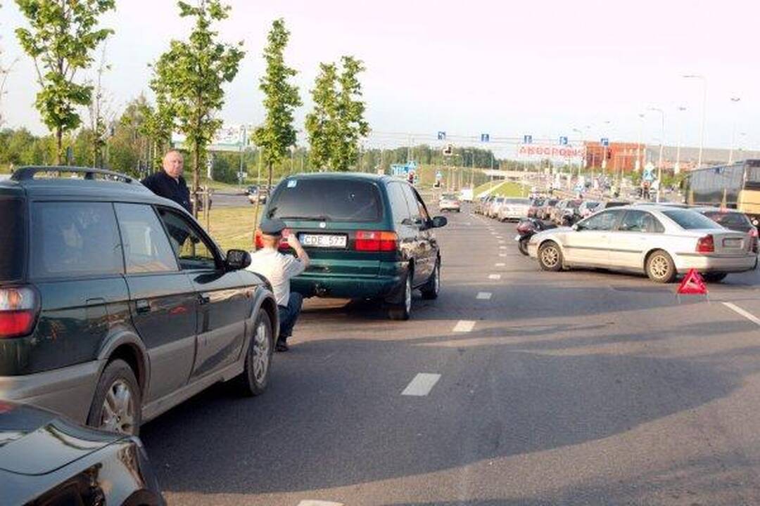 Trečiadienio vakaras Vilniuje: trys avarijos, apgadinti septyni automobiliai