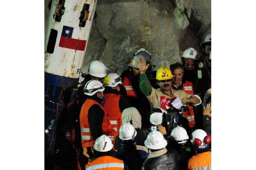 Čilėje pirmieji trys išgelbėti kalnakasiai išleisti iš ligoninės