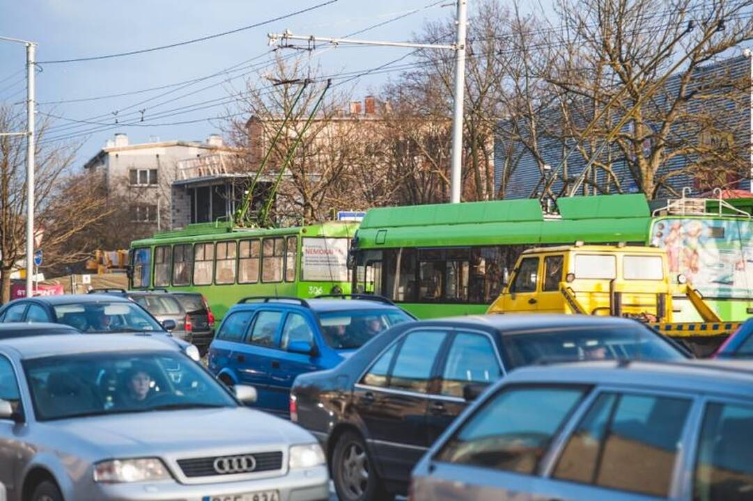 Dėl nutrauktų troleibuso laidų – spūstys K. Baršausko gatvėje